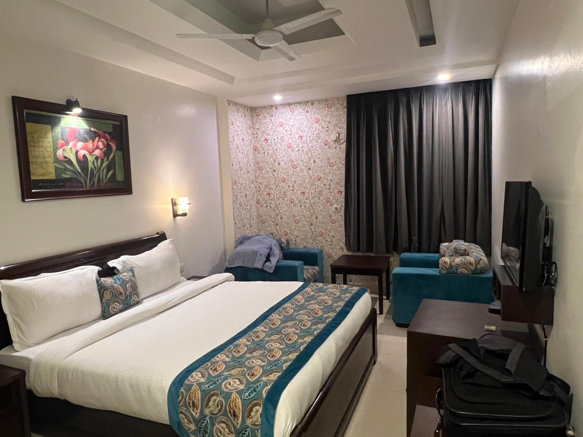 Nikko Blue - Boutique Hotel Гургаон Экстерьер фото