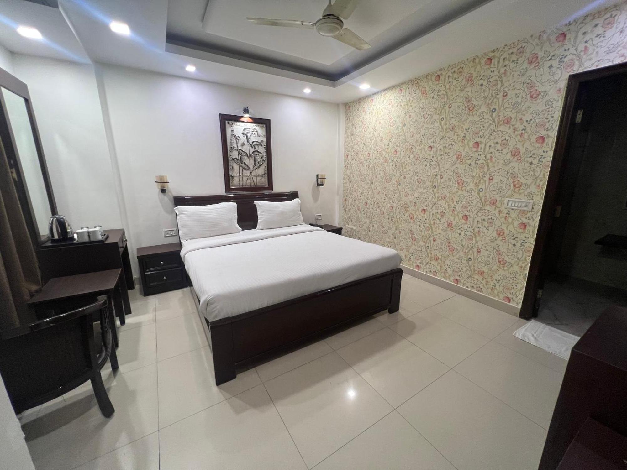 Nikko Blue - Boutique Hotel Гургаон Экстерьер фото