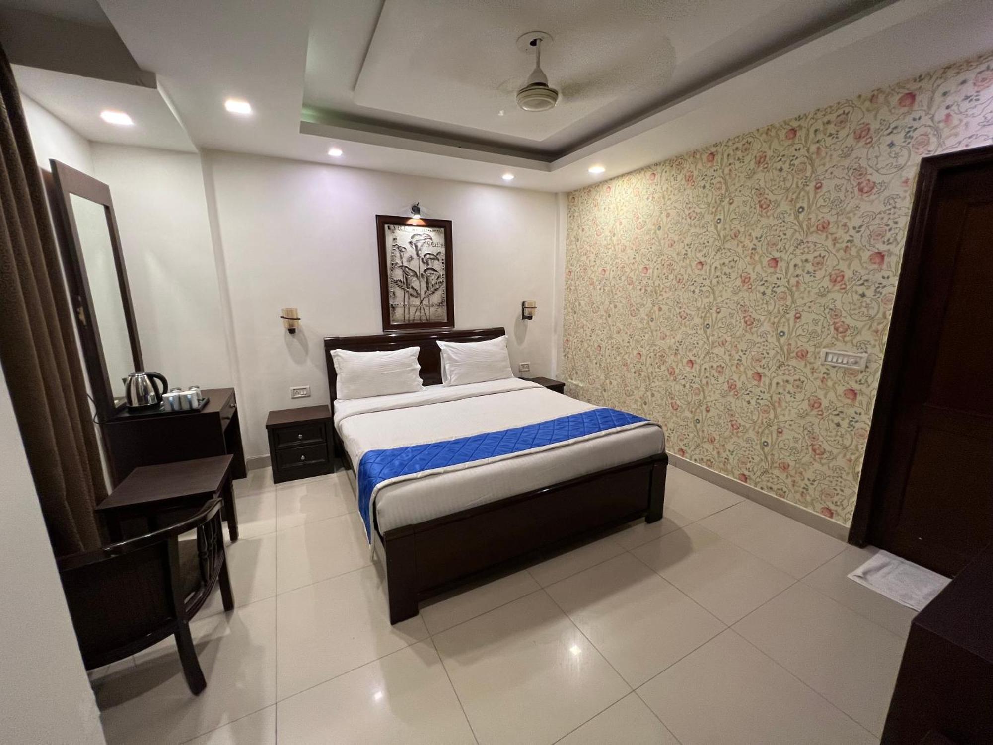 Nikko Blue - Boutique Hotel Гургаон Экстерьер фото