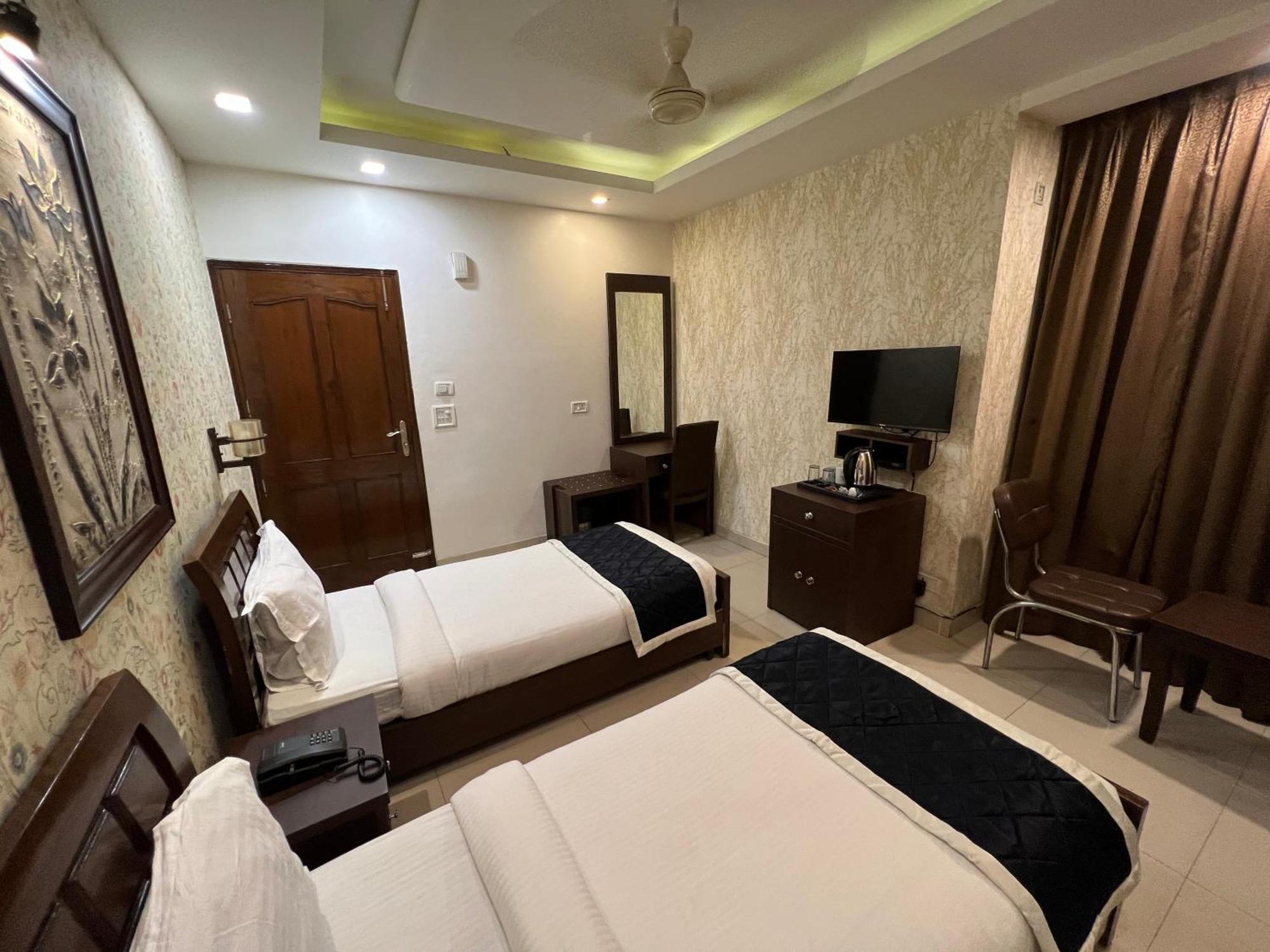 Nikko Blue - Boutique Hotel Гургаон Экстерьер фото
