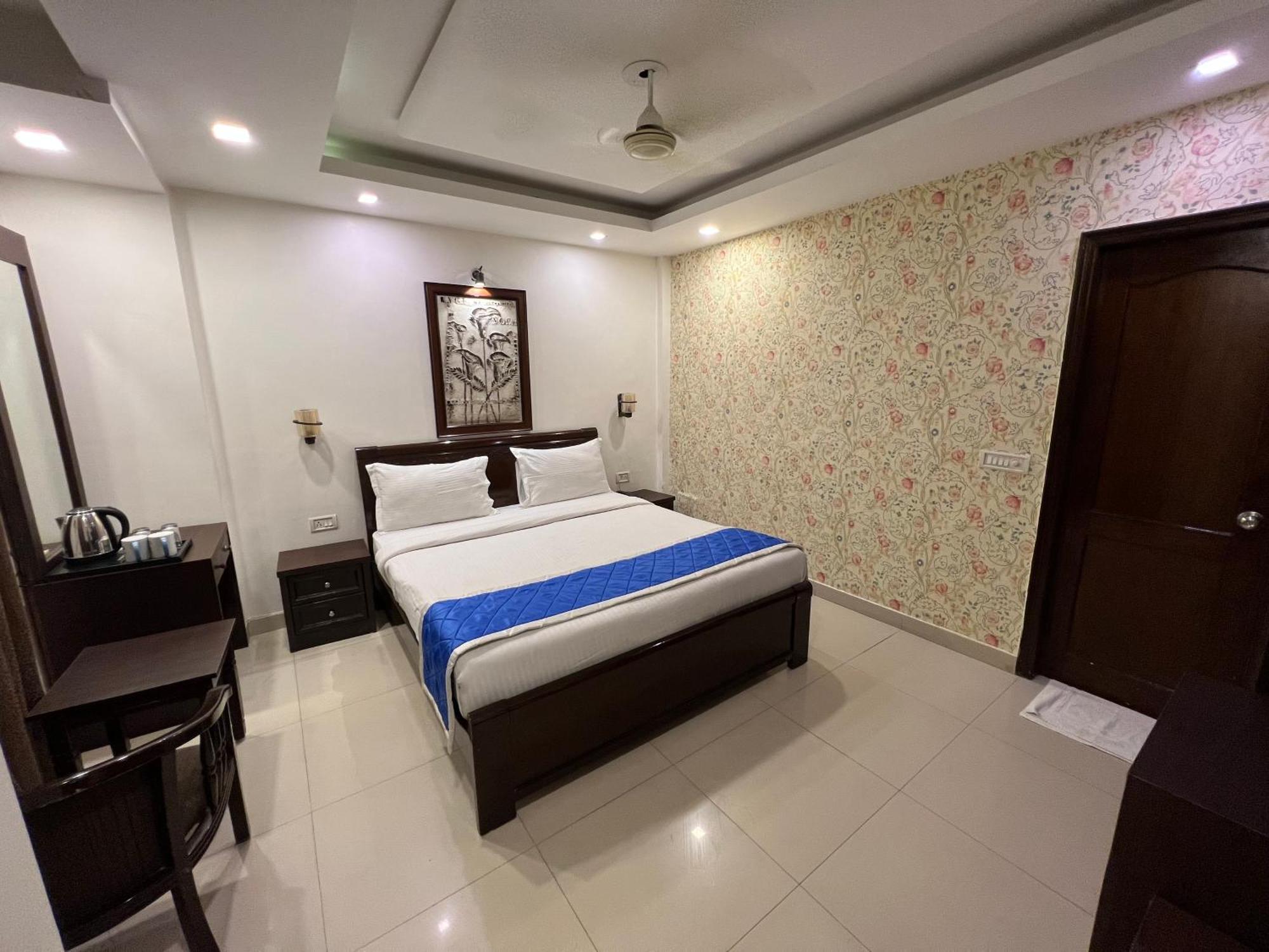 Nikko Blue - Boutique Hotel Гургаон Экстерьер фото