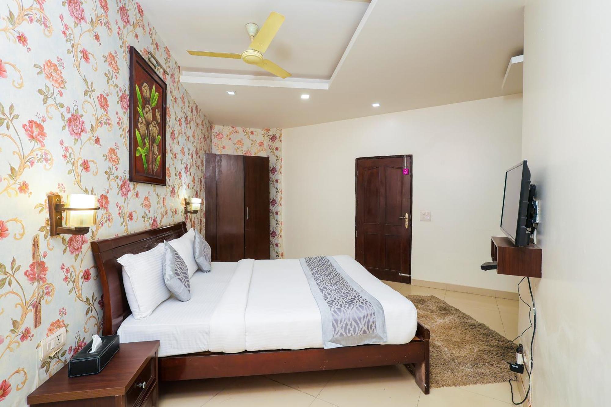 Nikko Blue - Boutique Hotel Гургаон Экстерьер фото