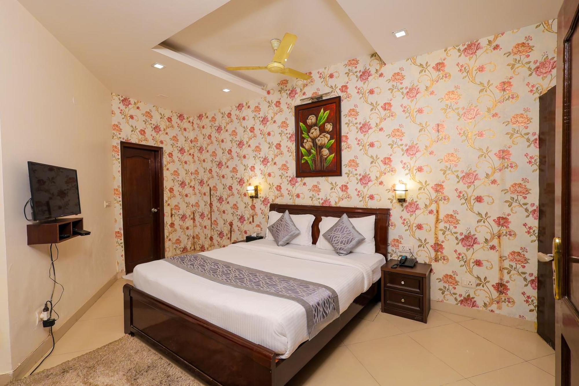 Nikko Blue - Boutique Hotel Гургаон Экстерьер фото