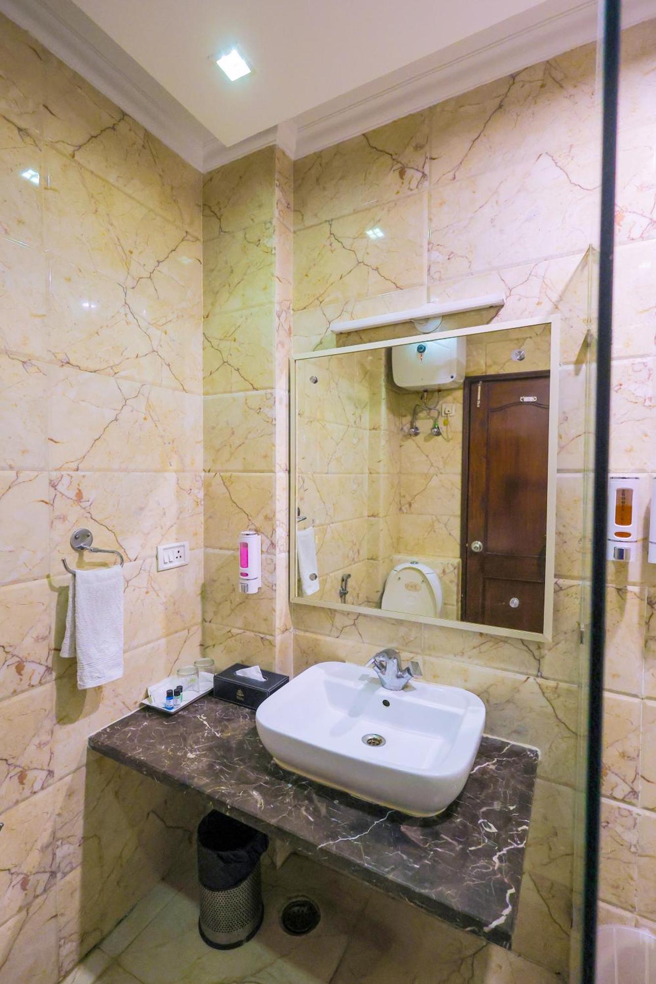 Nikko Blue - Boutique Hotel Гургаон Экстерьер фото
