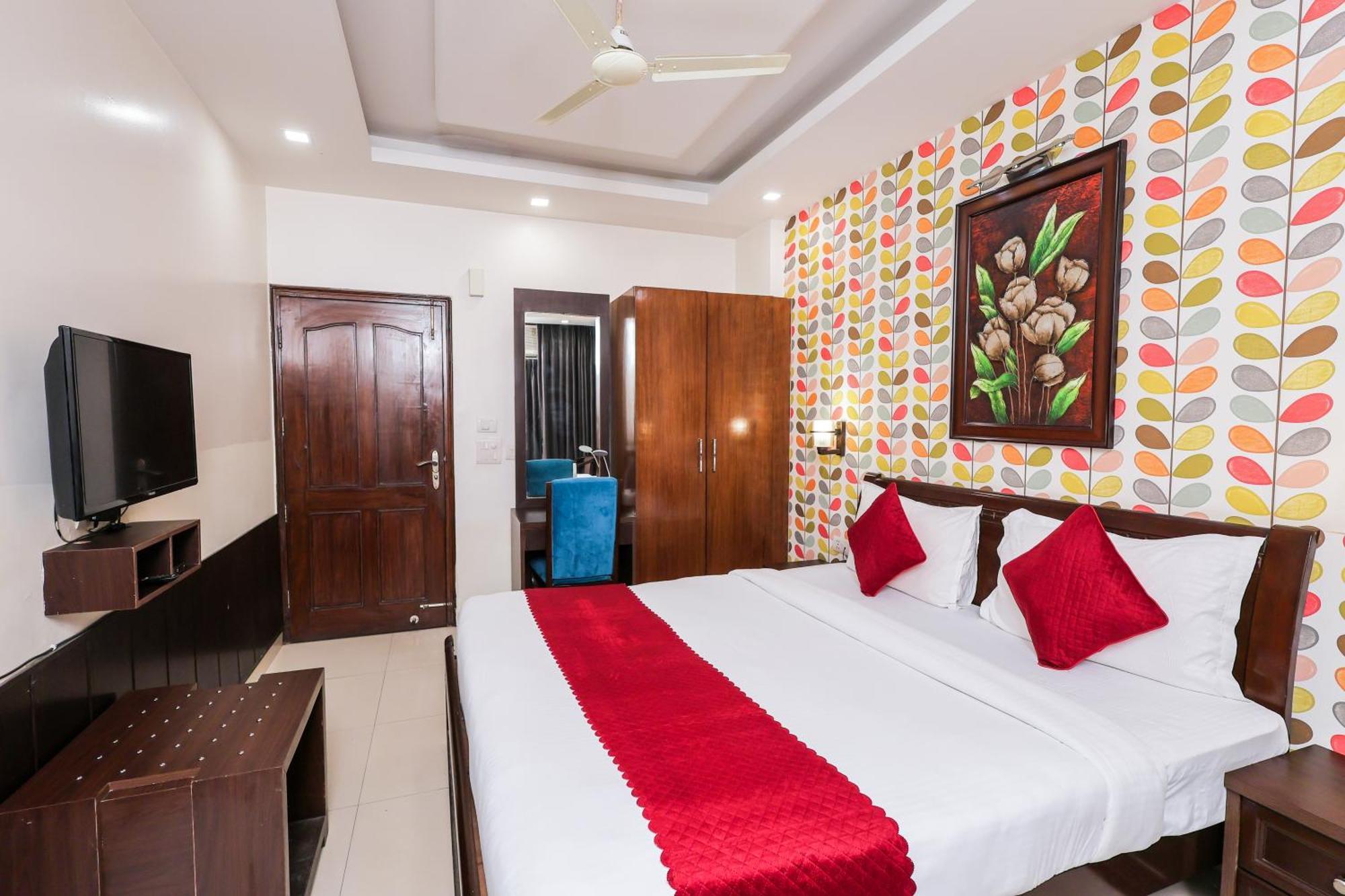 Nikko Blue - Boutique Hotel Гургаон Экстерьер фото